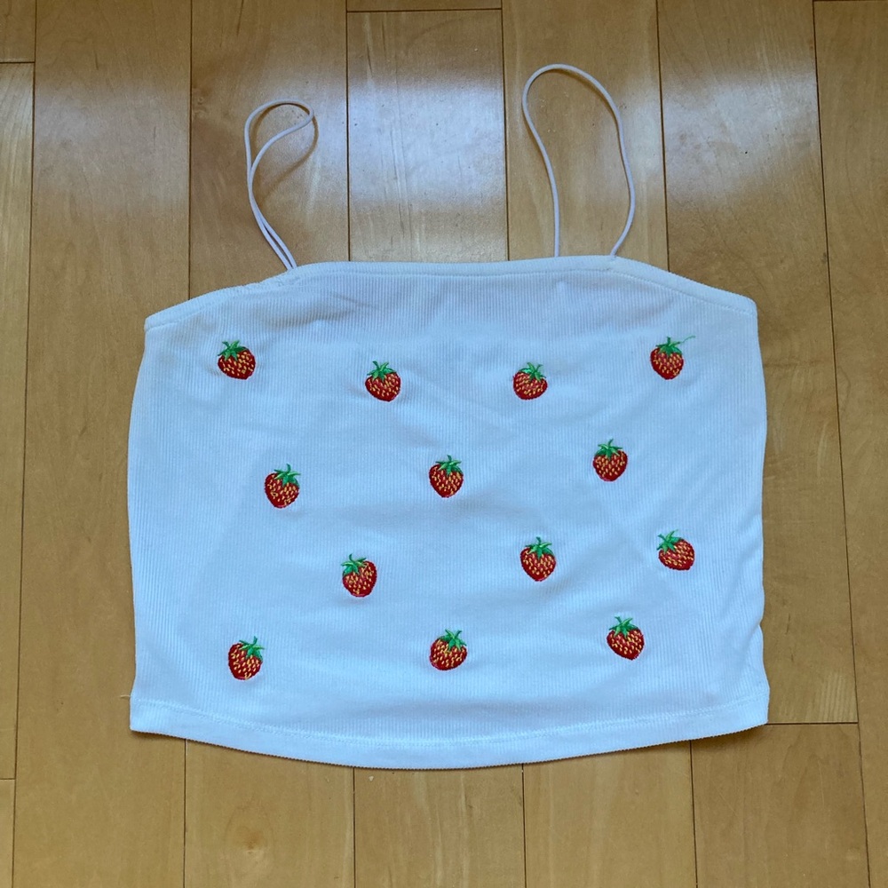 🌸3/$20🍉 Ardene White Cropped Strawberry Top